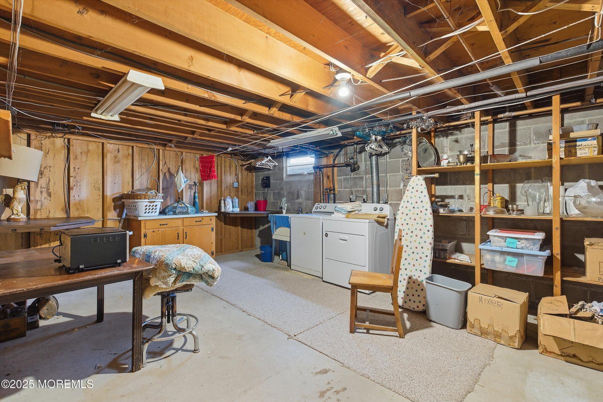 Interior, Washer, Wooden Beams, Wooden Walls