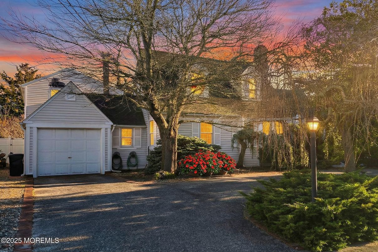 Attached, Exterior, Facade, None