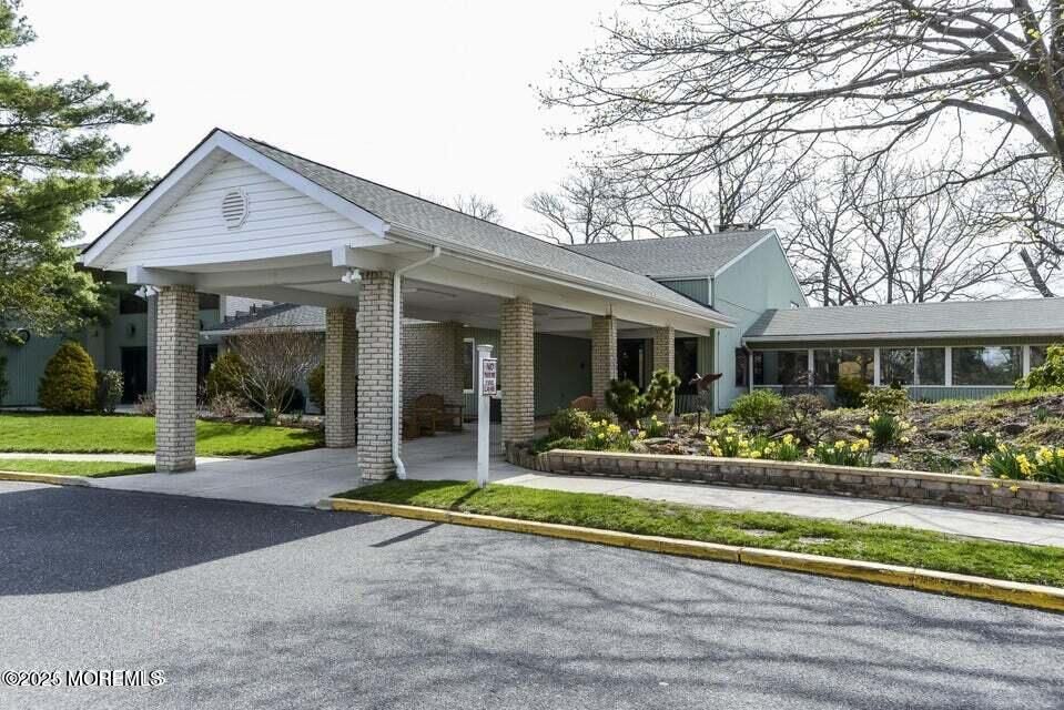 Exterior, Facade, Brick Facade, Ranch