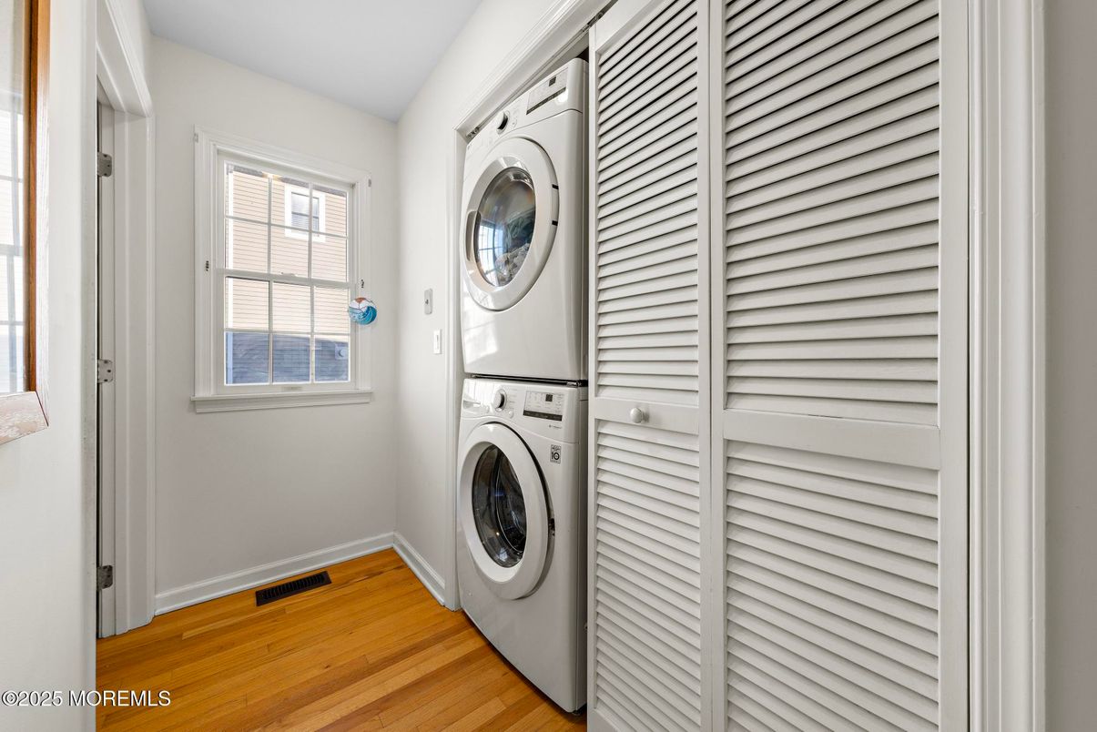 Interior, Utility Closets, Washer, Wood Texture Flooring