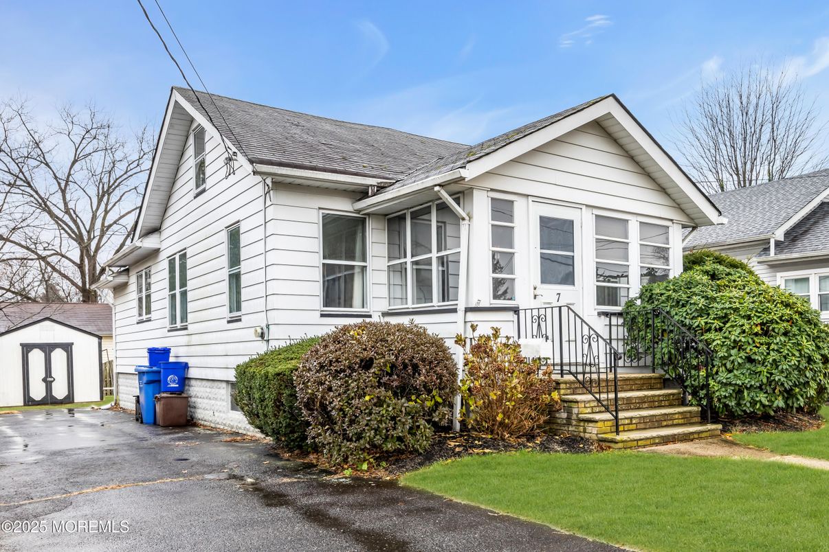 Exterior, Facade, Queen Anne Victorian