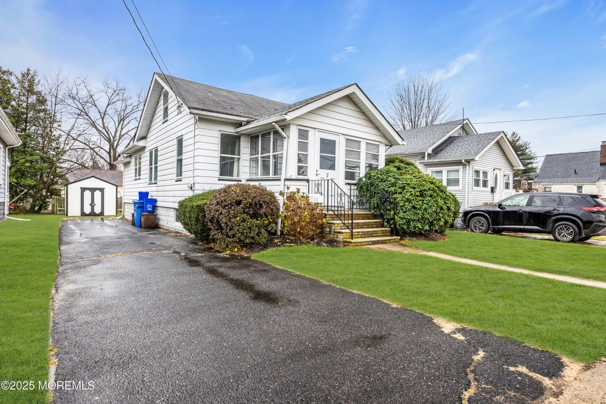 Exterior, Facade, Queen Anne Victorian