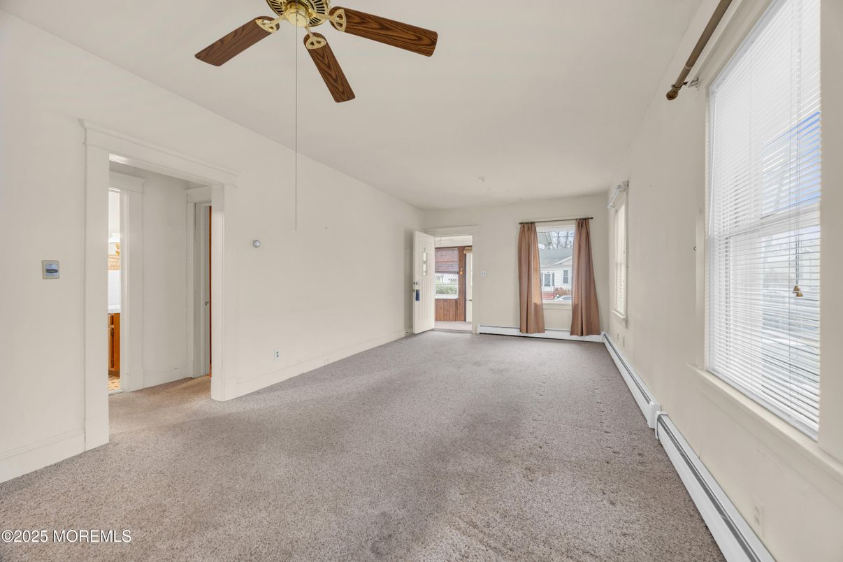 Empty room, Interior