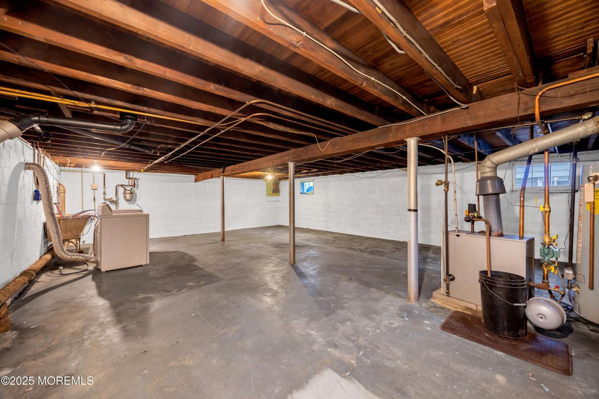 Interior, Washer, Wooden Beams