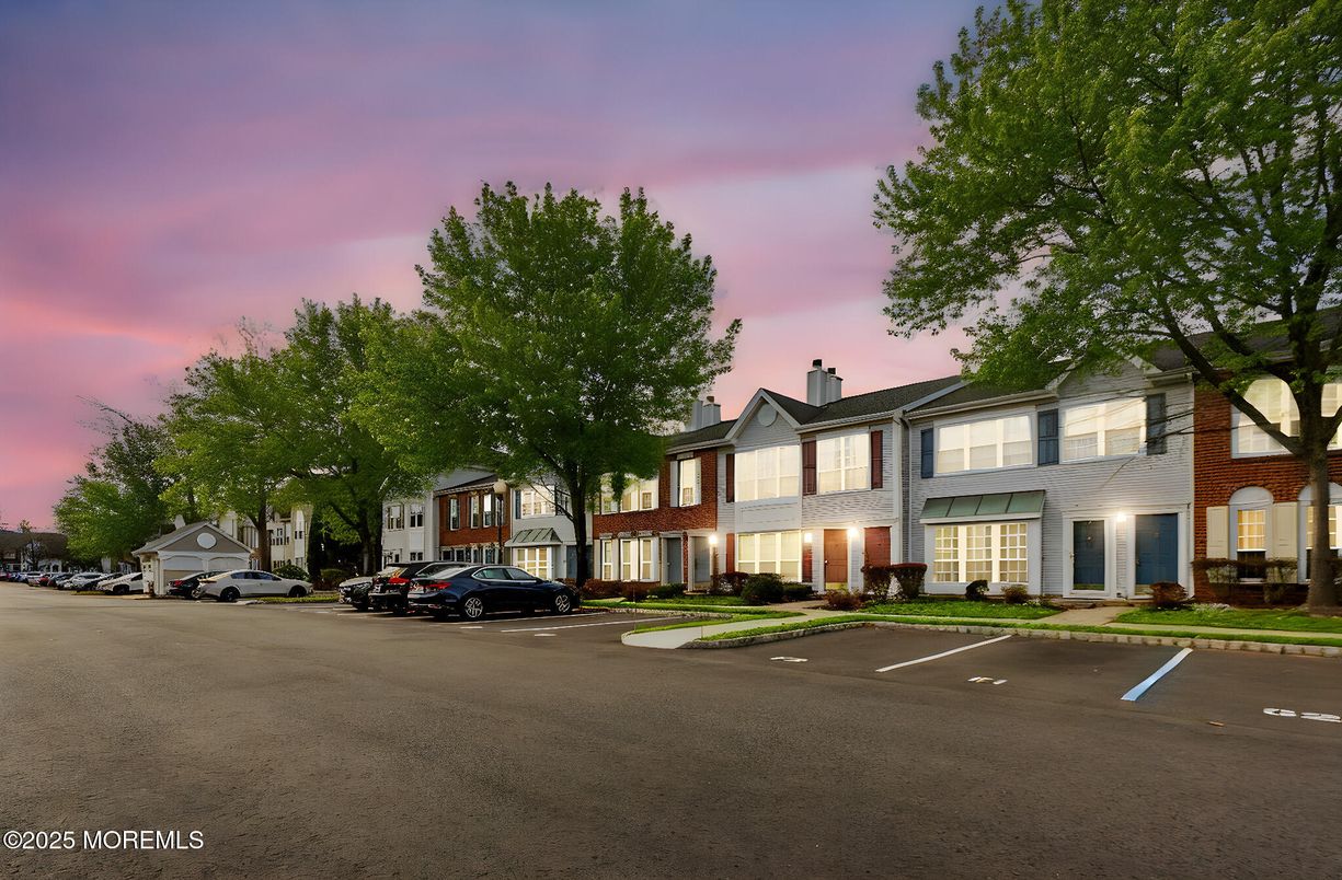 Exterior, Facade, Rowhouse