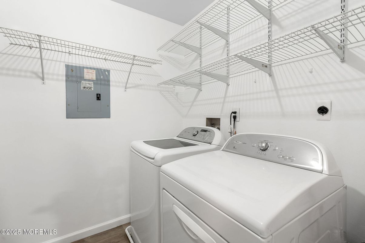 Interior, Washer, Wood Texture Flooring