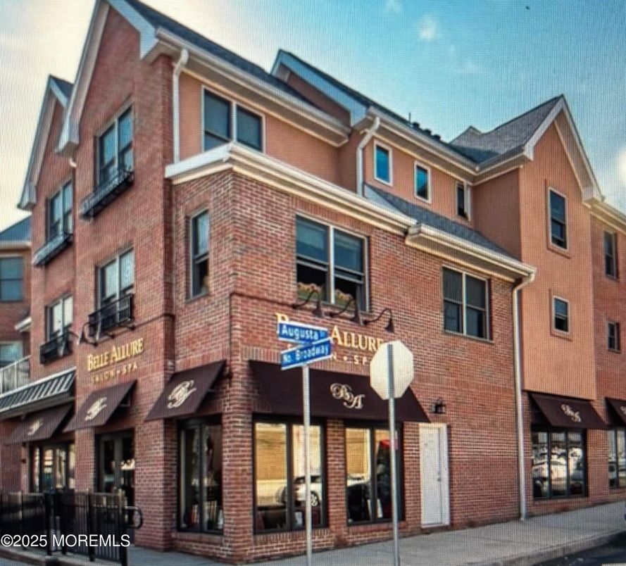 Exterior, Facade, Brick Facade, Rowhouse