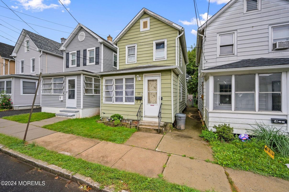 Exterior, Facade, Queen Anne Victorian