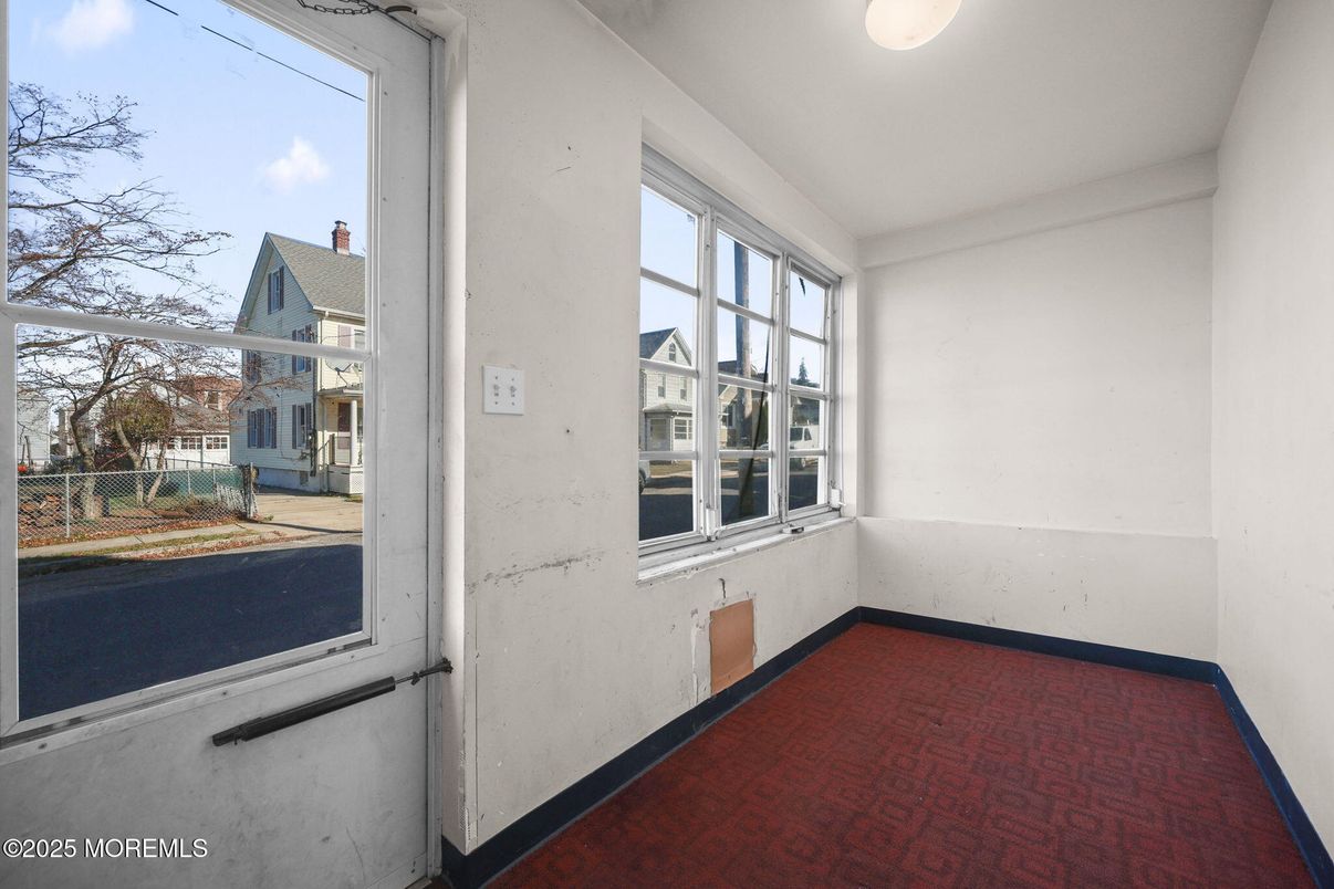 Empty room, Interior