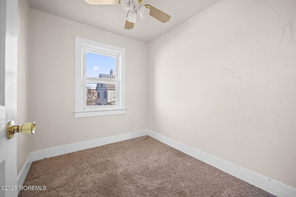 Empty room, Interior