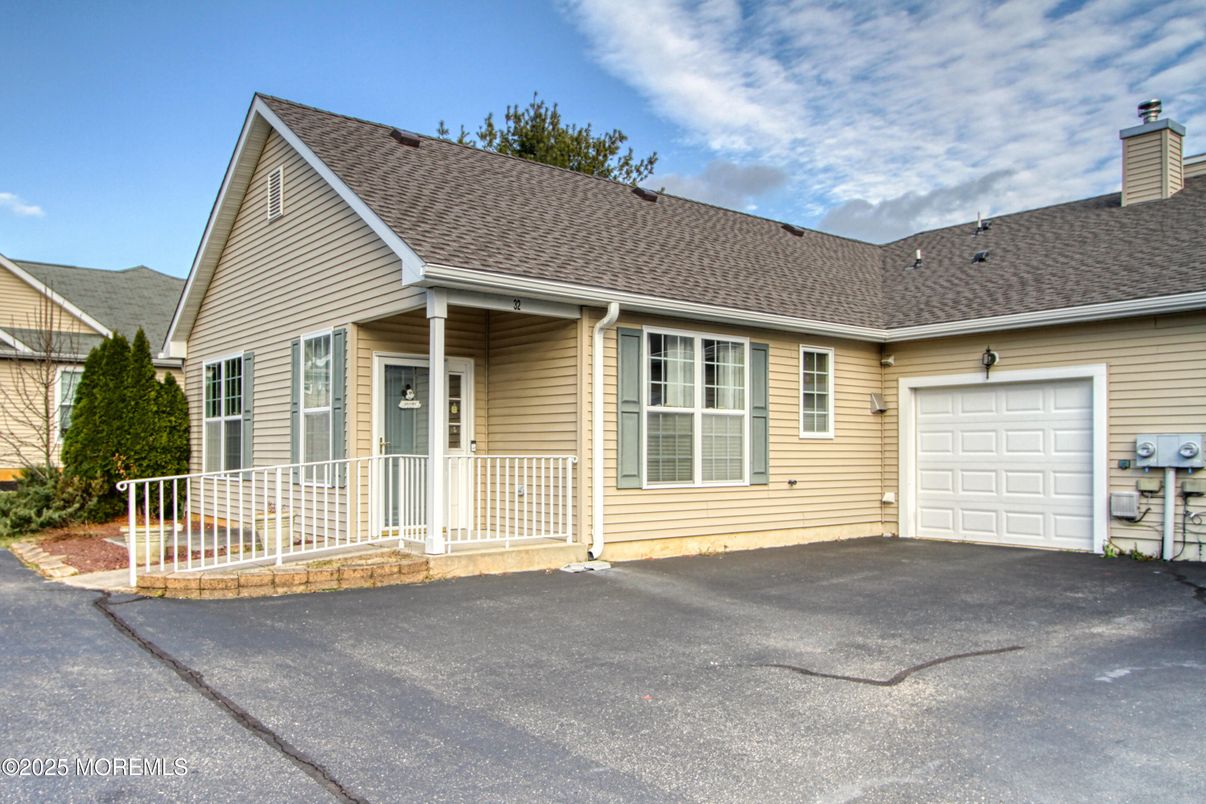 Attached, Exterior, Facade, Ranch