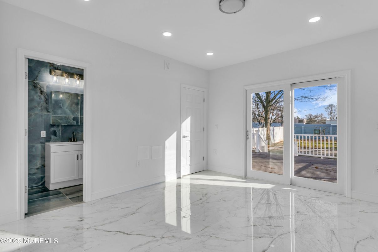 Bathroom, Empty room, Interior, Marble, Recessed Lighting