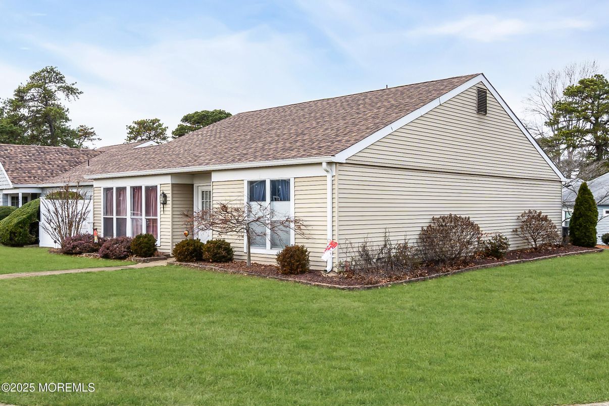 Backyard, Exterior, Facade, Ranch