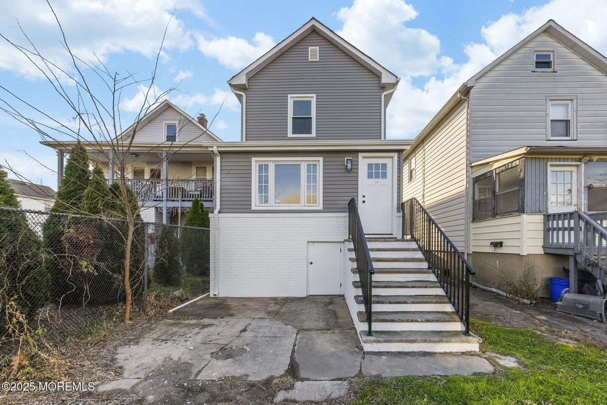 Attached, Exterior, Facade, Queen Anne Victorian