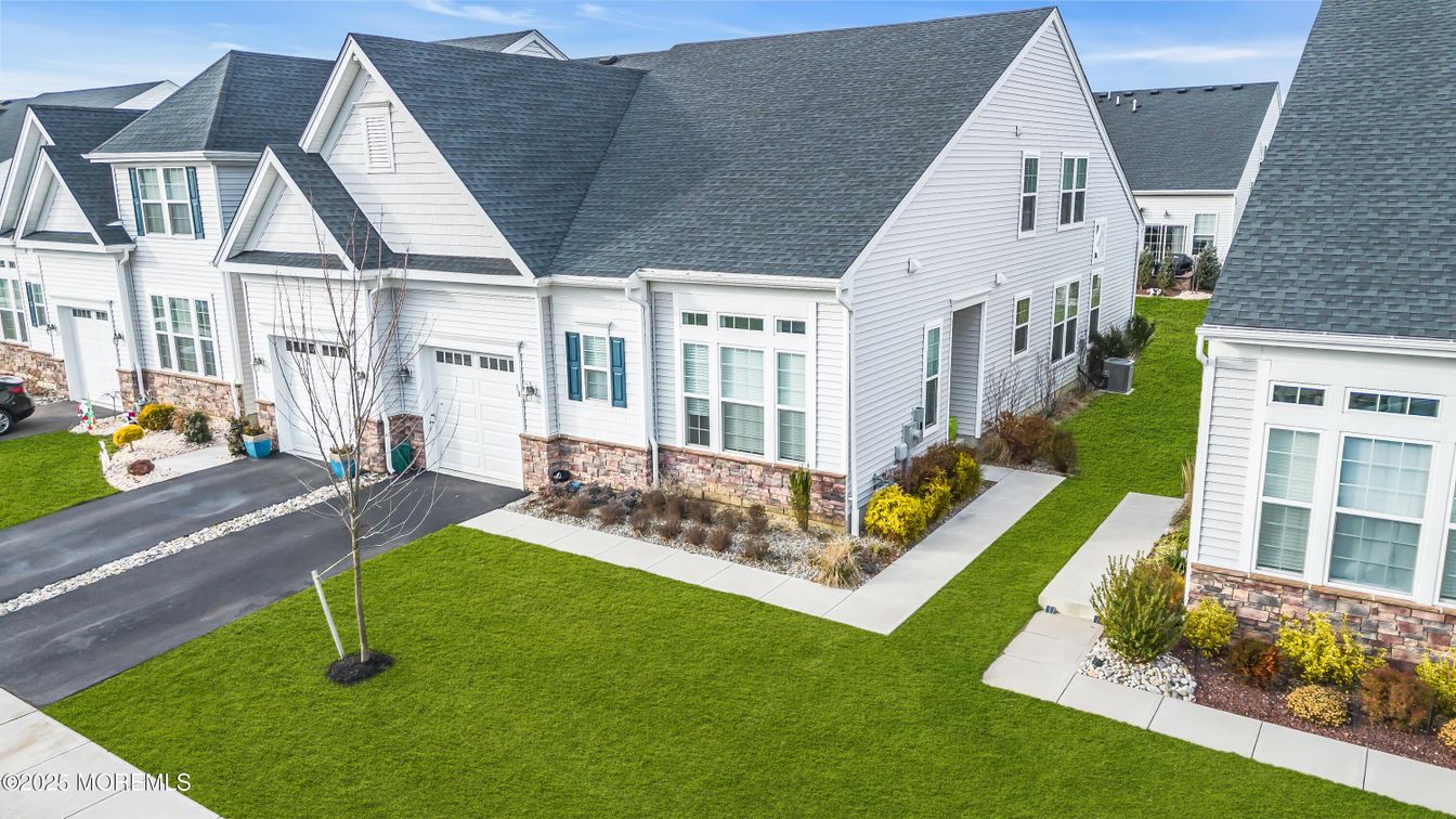 Attached, Exterior, Facade, Farmhouse