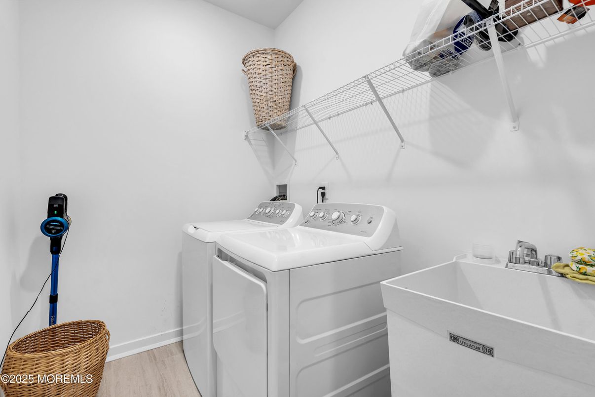 Interior, Washer, Wood Texture Flooring