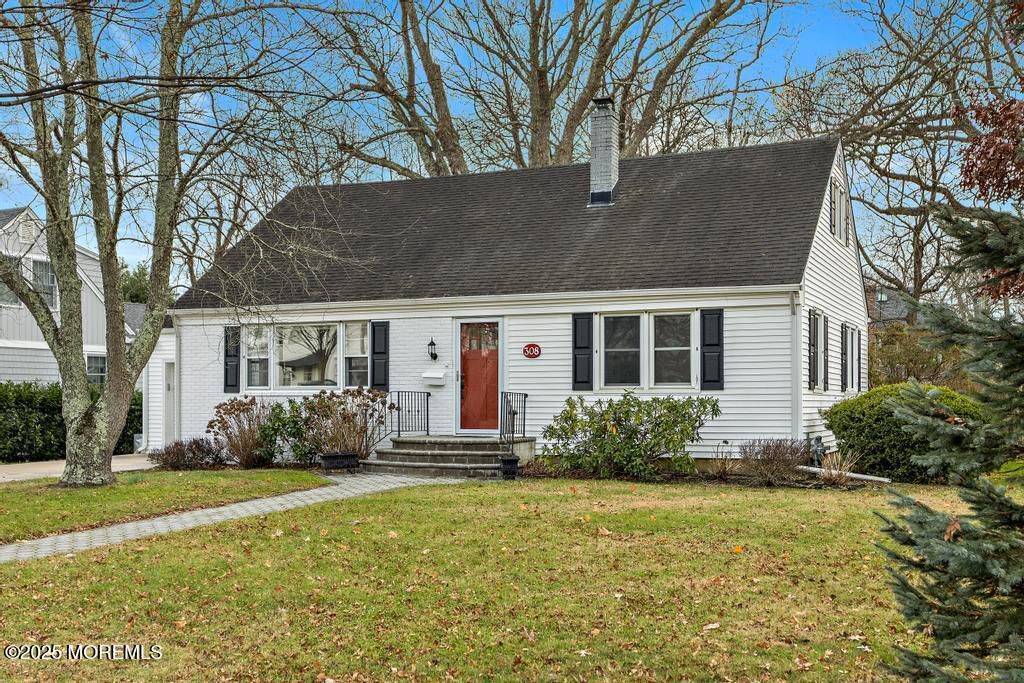 Exterior, Facade, Cape Cod