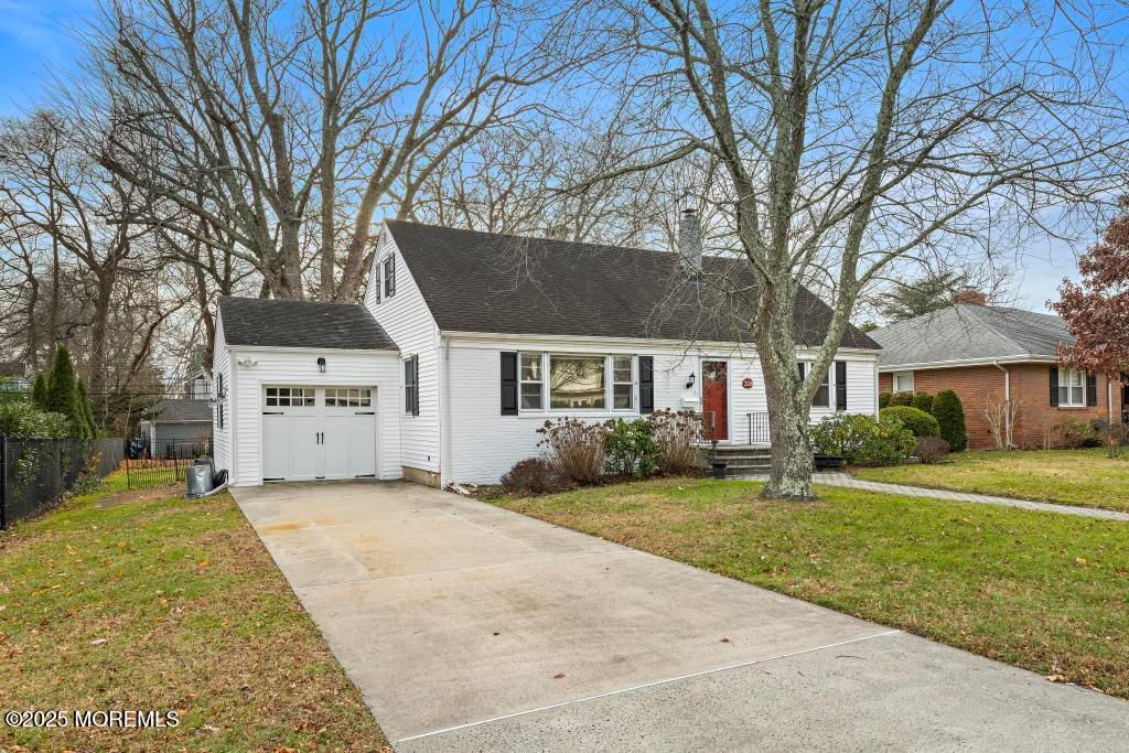 Attached, Exterior, Facade, Cape Cod