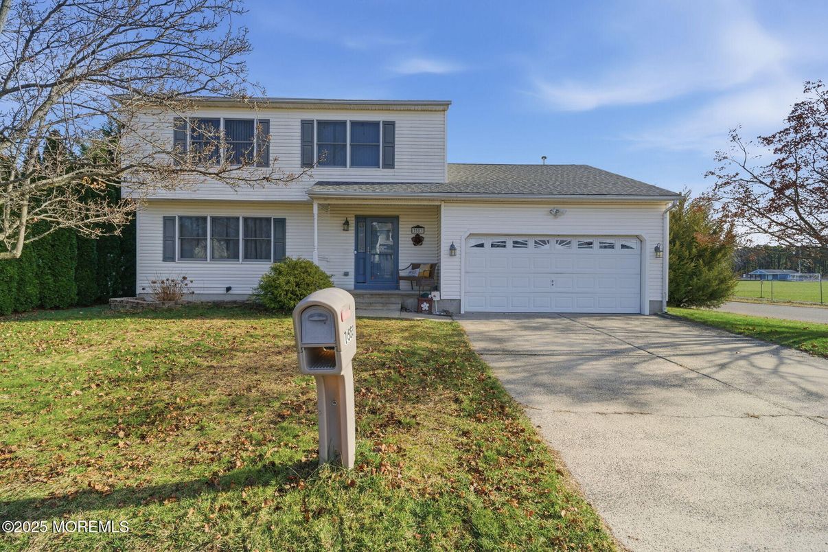 Attached, Exterior, Facade, Split Level