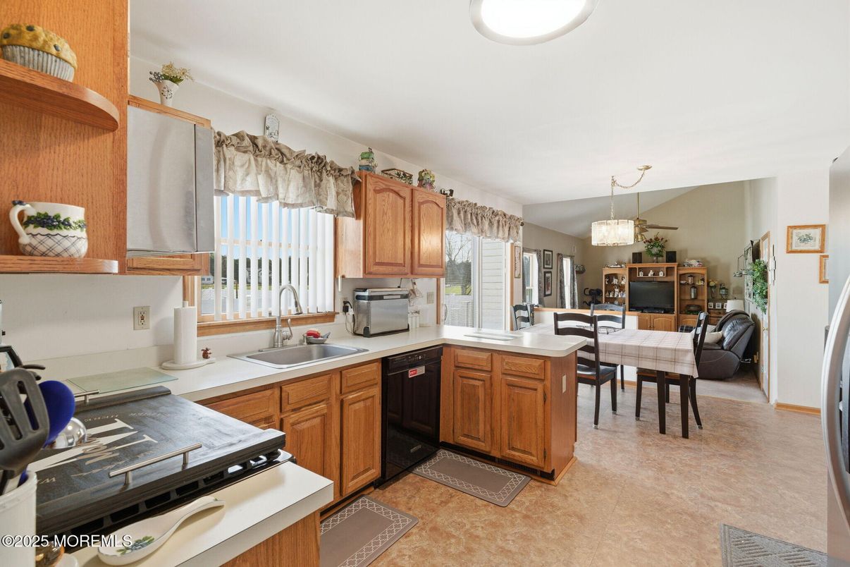 Chandelier, Dining room, Interior, Kitchen, Pendant Lights