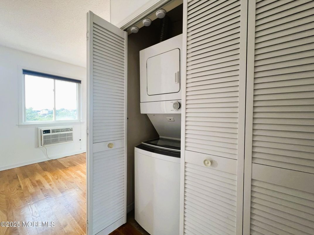 Interior, Utility Closets, Washer, Wood Texture Flooring