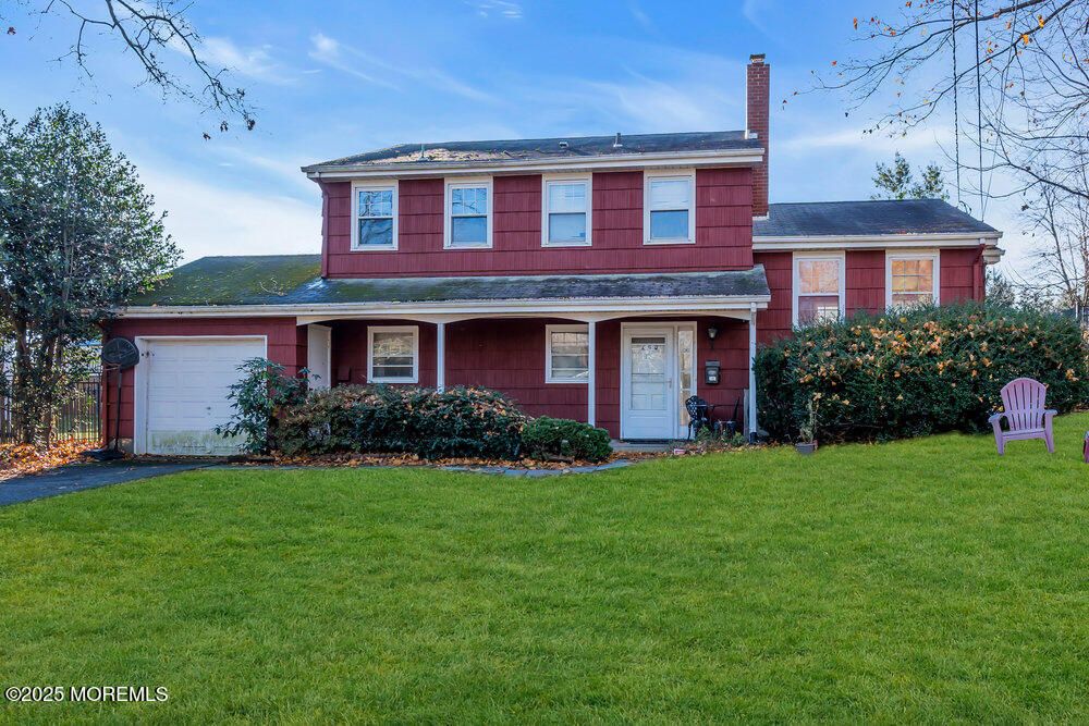 Attached, Exterior, Facade, Split Level