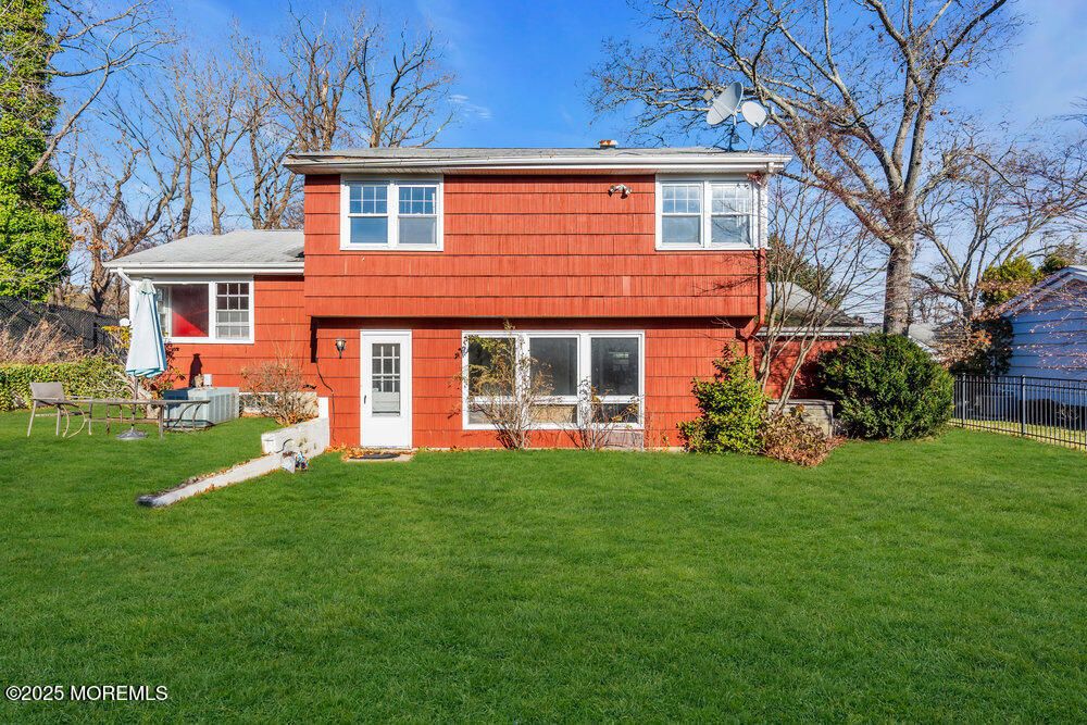 Exterior, Facade, Split Level