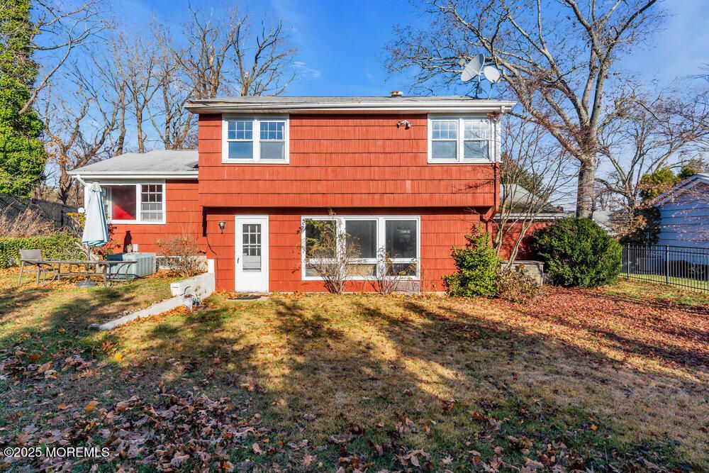 Exterior, Facade, Split Level