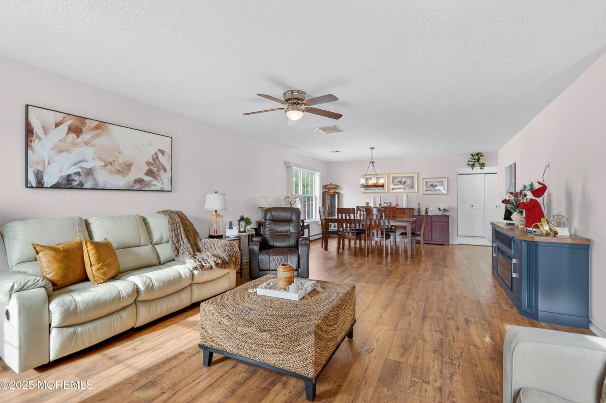 Chandelier, Dining room, Interior, Living room, Pendant Lights, Wood Texture Flooring
