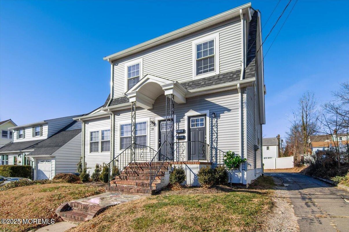 Exterior, Facade, American Foursquare