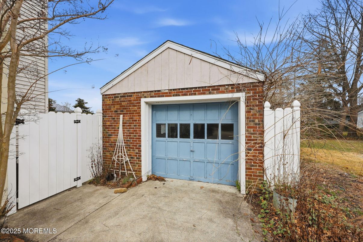 Detached Garage, Exterior
