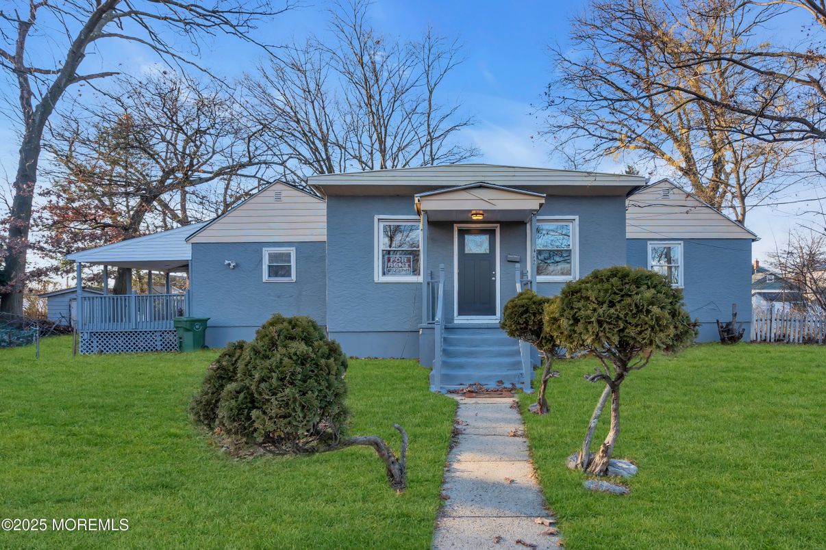 Backyard, Exterior, Facade, Raised Ranch