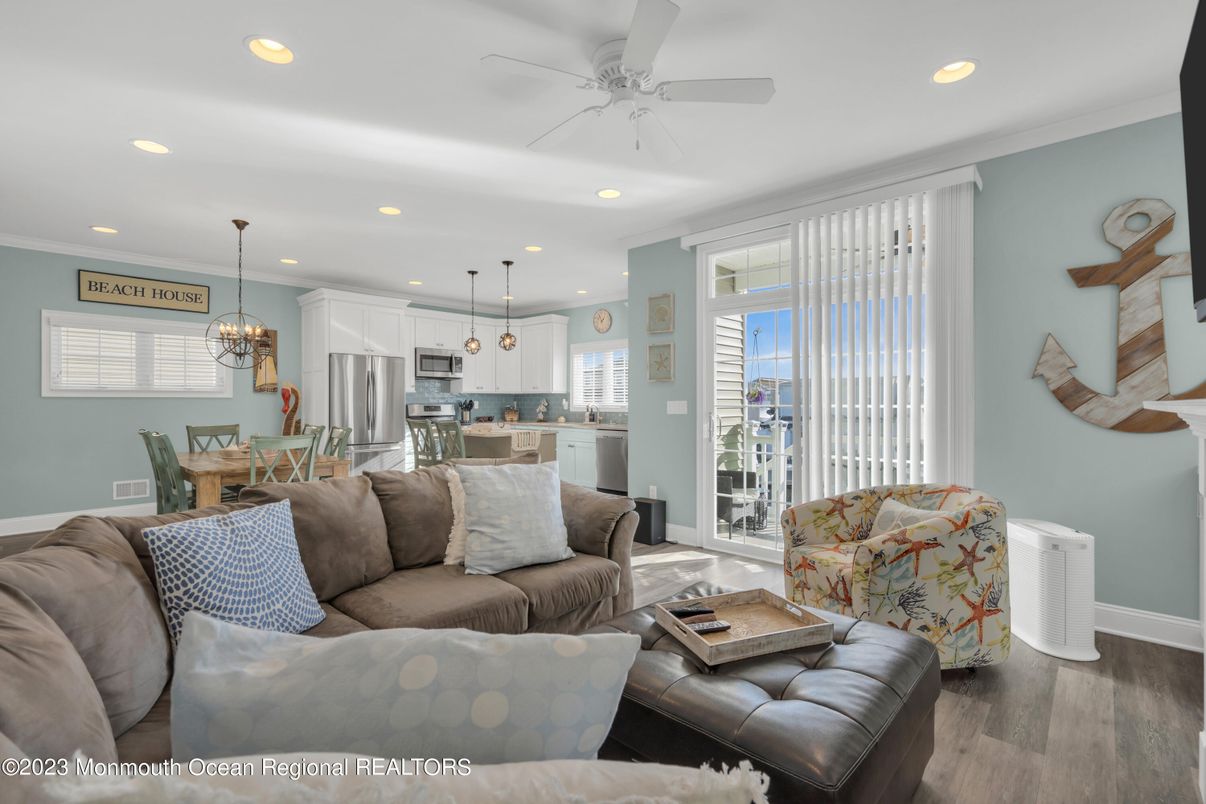 Dining room, Interior, Kitchen, Living room, Pendant Lights, Recessed Lighting, Stainless Steel Appliances, Wood Texture Flooring