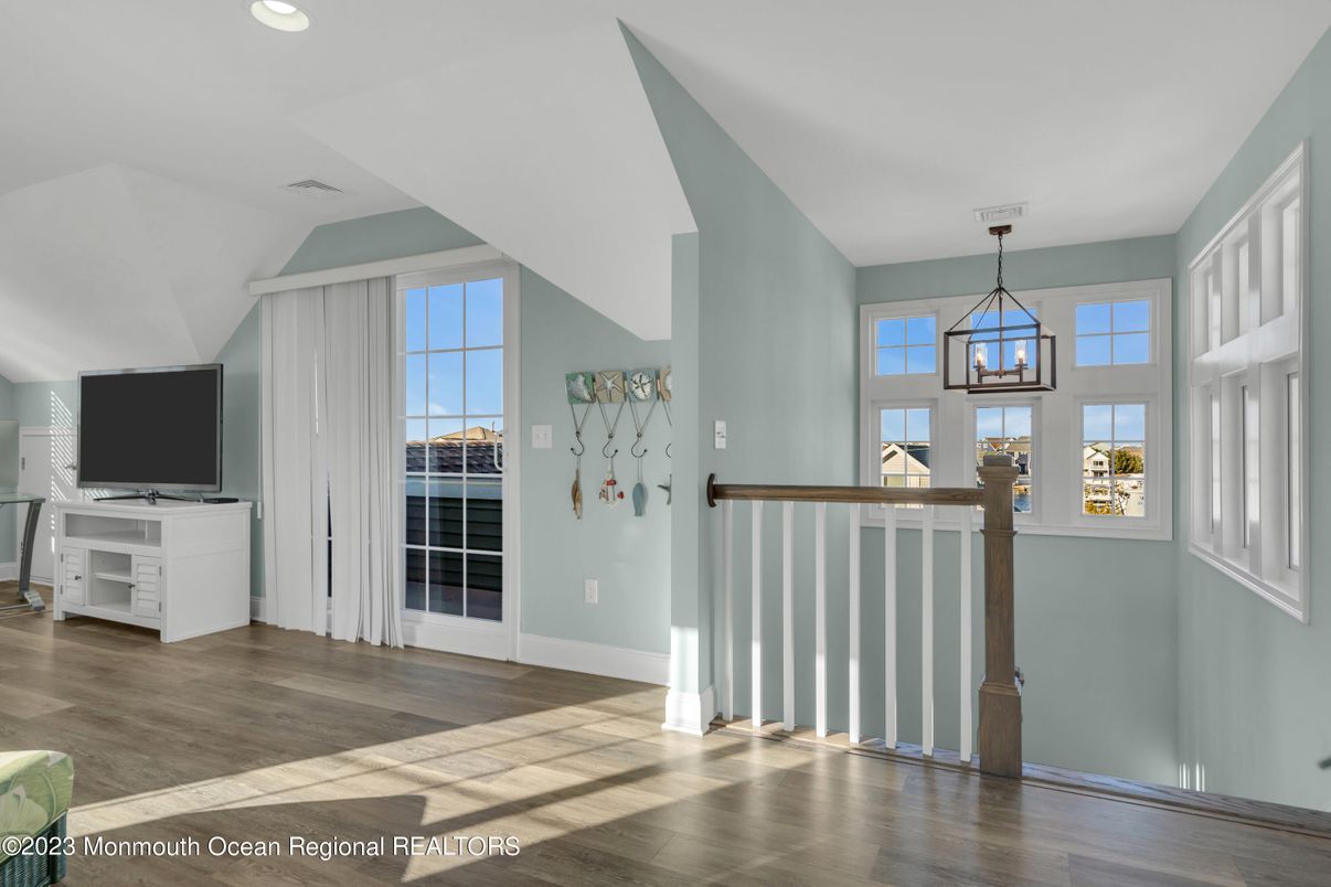 Interior, Pendant Lights, Recessed Lighting, Wood Texture Flooring