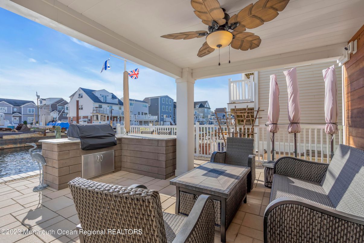 Exterior, Outdoor Kitchen, Water