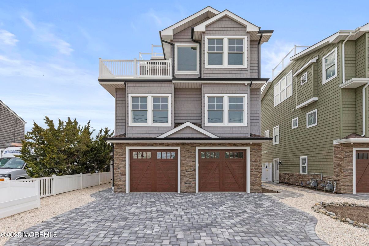 Attached, Exterior, Facade, Brick Facade, Queen Anne Victorian