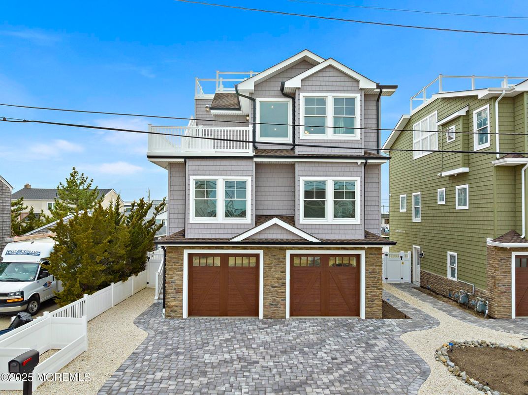 Attached, Exterior, Facade, Queen Anne Victorian