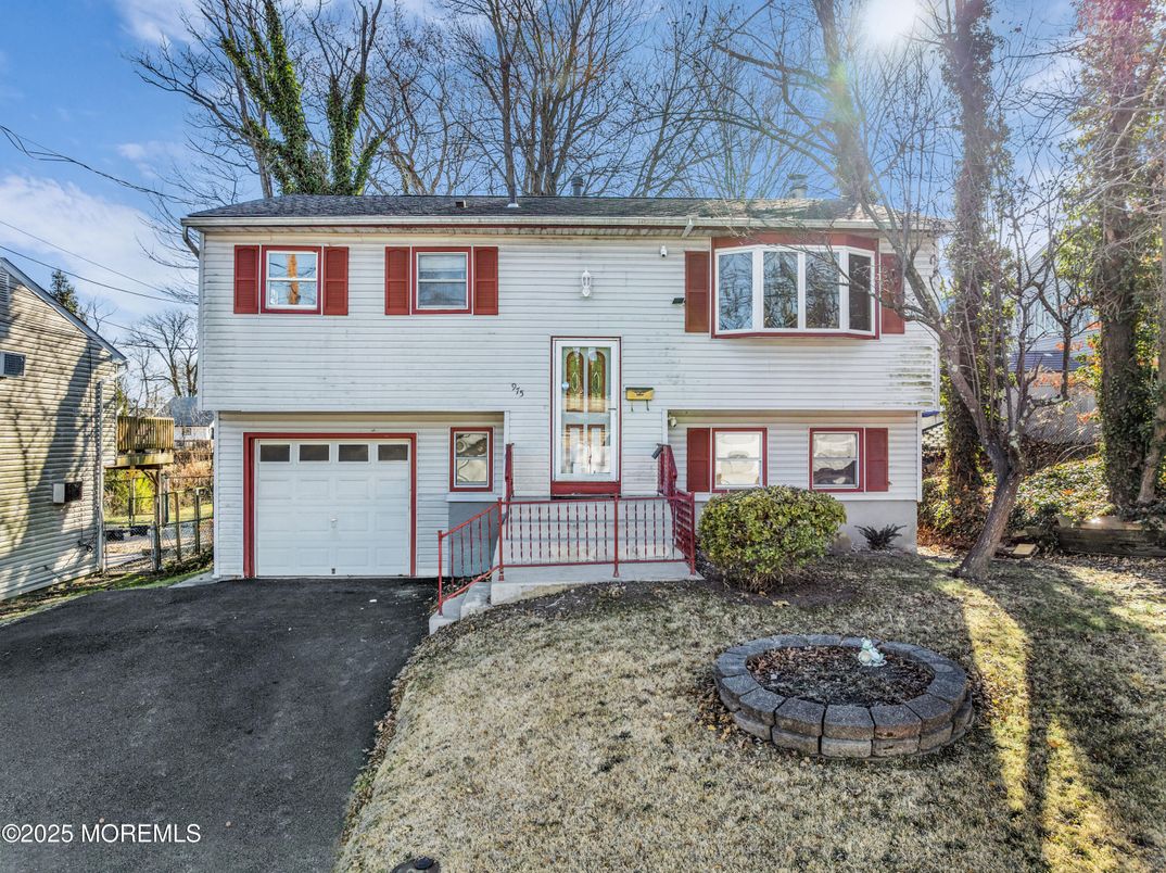 Attached, Exterior, Facade, Raised Ranch