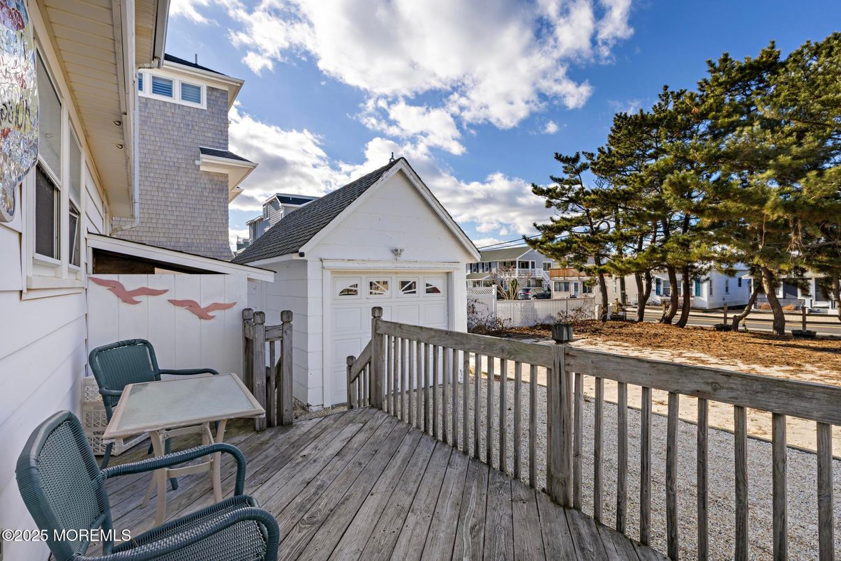 Detached Garage, Exterior