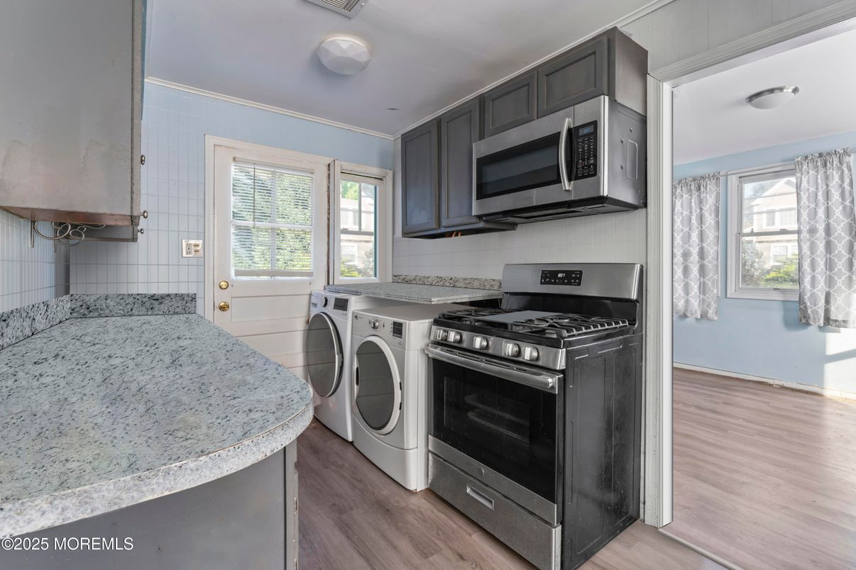 Interior, Kitchen, Washer, Wood Texture Flooring