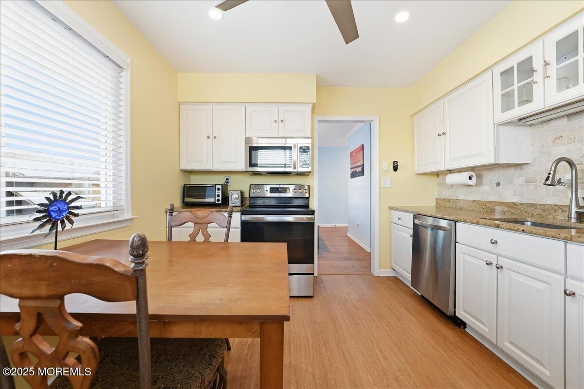 Dining room, Interior, Kitchen, Recessed Lighting, Stainless Steel Appliances, Wood Texture Flooring