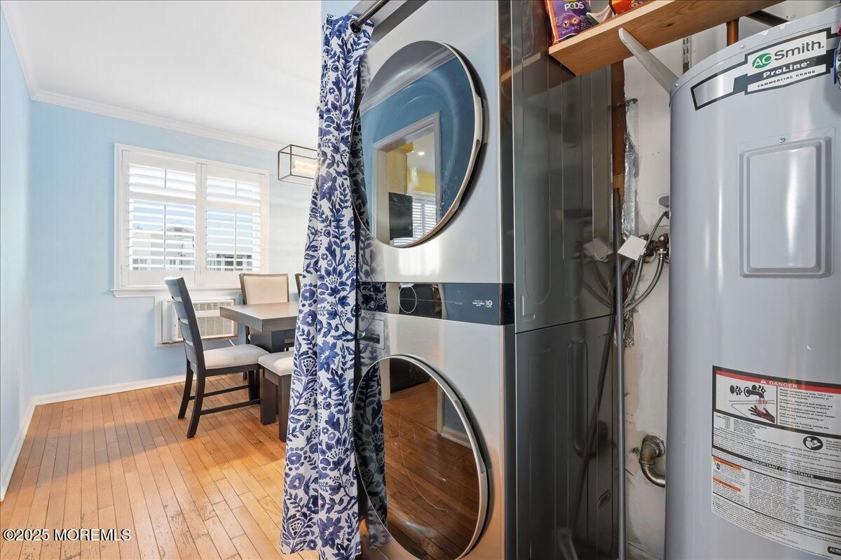 Interior, Washer, Wood Texture Flooring