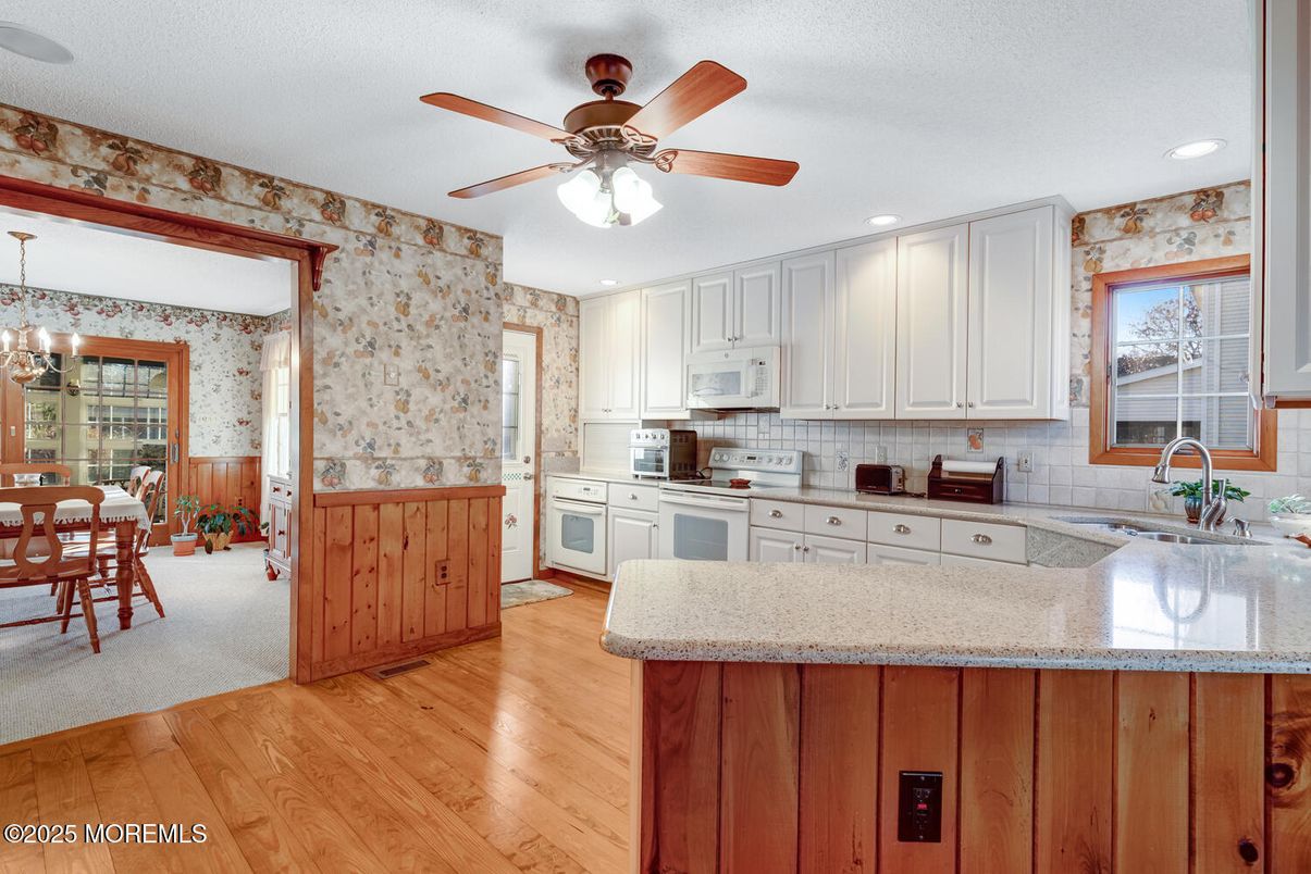 Chandelier, Dining room, Interior, Kitchen, Recessed Lighting, Wood Texture Flooring