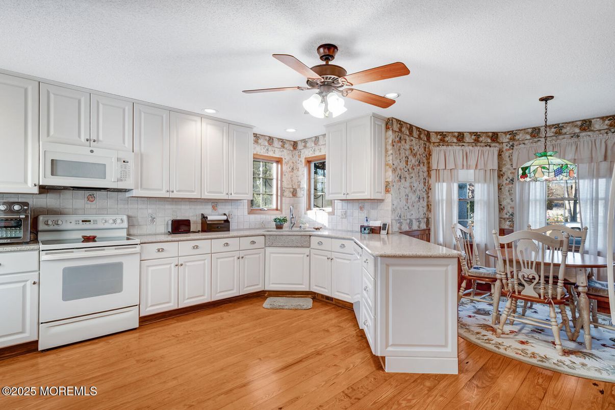Dining room, Interior, Kitchen, Pendant Lights, Recessed Lighting, Wood Texture Flooring