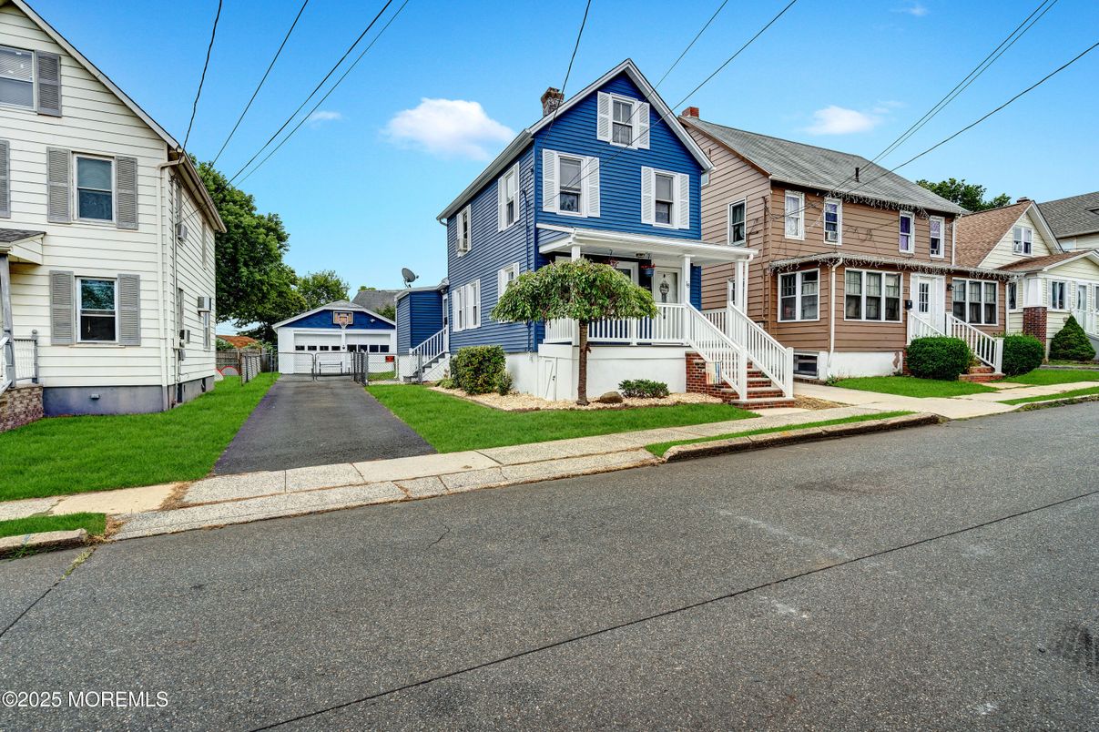 Exterior, Facade, Queen Anne Victorian