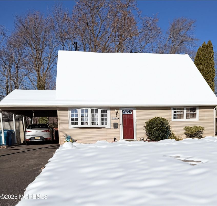 Attached, Exterior, Facade, Cape Cod