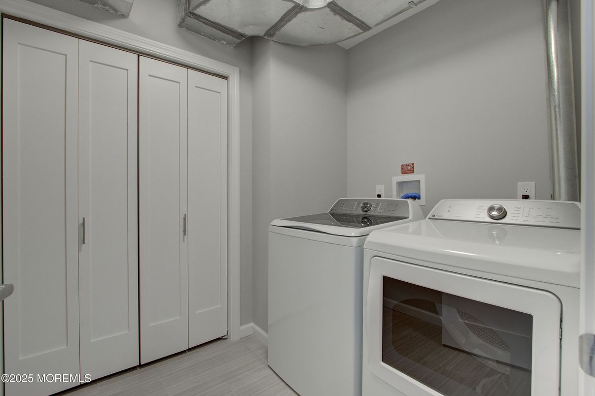 Interior, Washer, Wood Texture Flooring