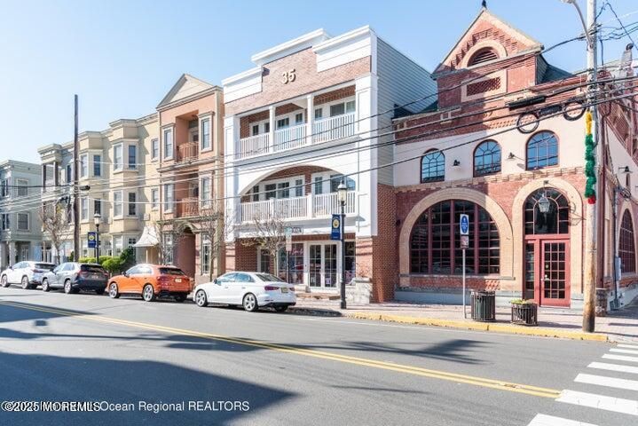 Exterior, Facade, Rowhouse