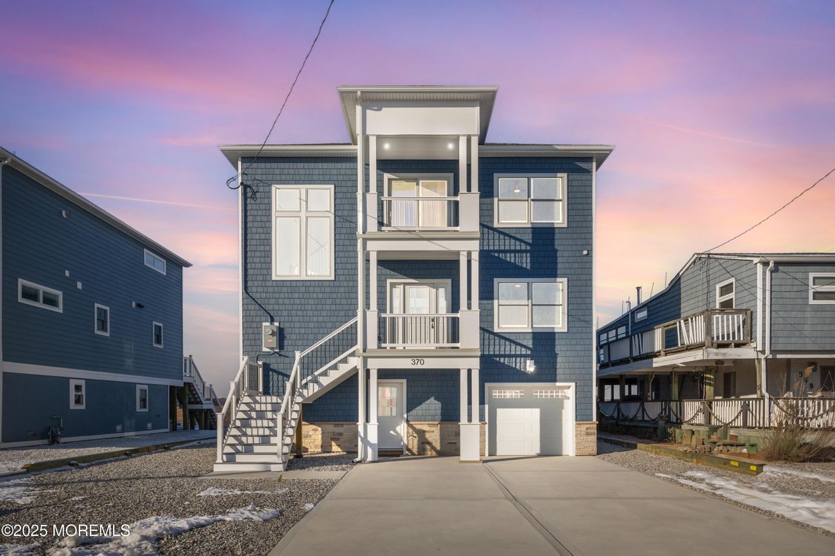 Attached, Exterior, Facade, Rowhouse