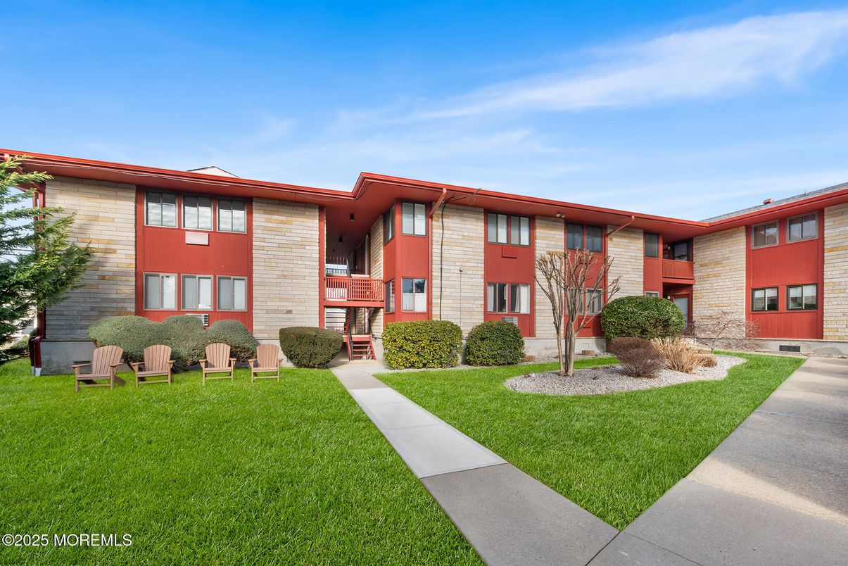 Exterior, Facade, Split Level